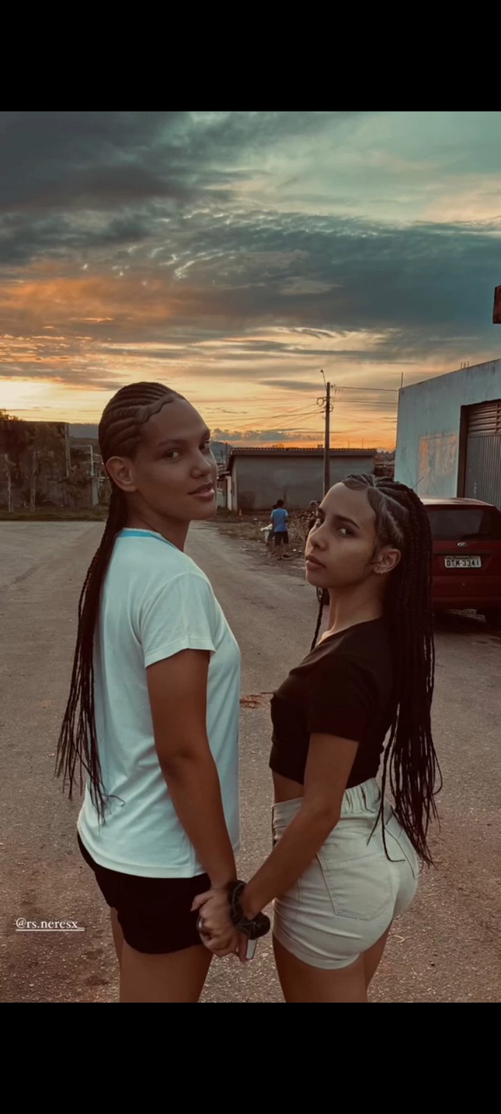 Duas clientes com tranças ao pôr do sol