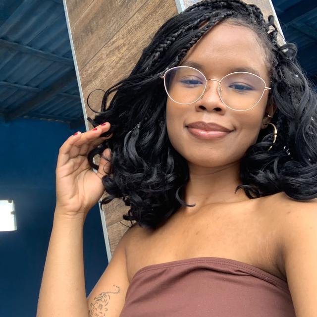Keila, trancista em Parauapebas e profissional por trás da Keila Braids